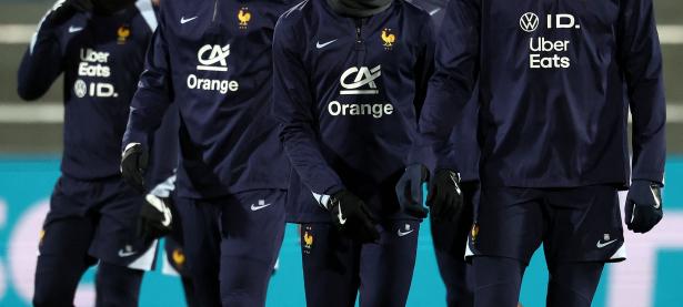 - 今晚阿贾克斯备战法国杯，篮板制胜细节曝光，气氛紧张，训练强度明显提升