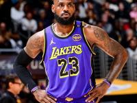 -詹姆斯在独行侠比赛中高光表现，出色防守引发热议！的简单介绍