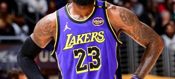 -詹姆斯在独行侠比赛中高光表现，出色防守引发热议！的简单介绍