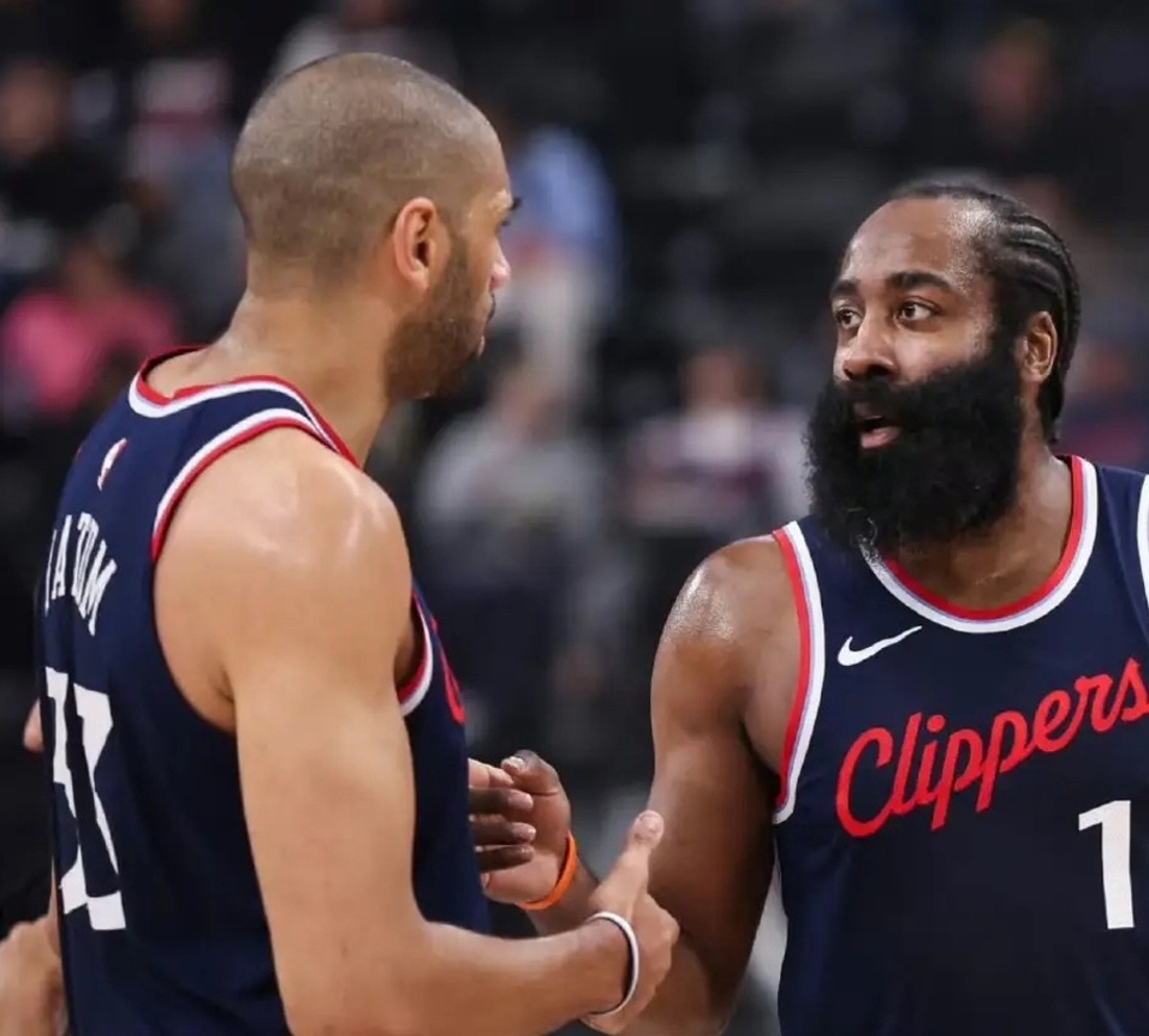 包含巴特勒新星关键助攻表现惊艳，快船未来可期！的词条